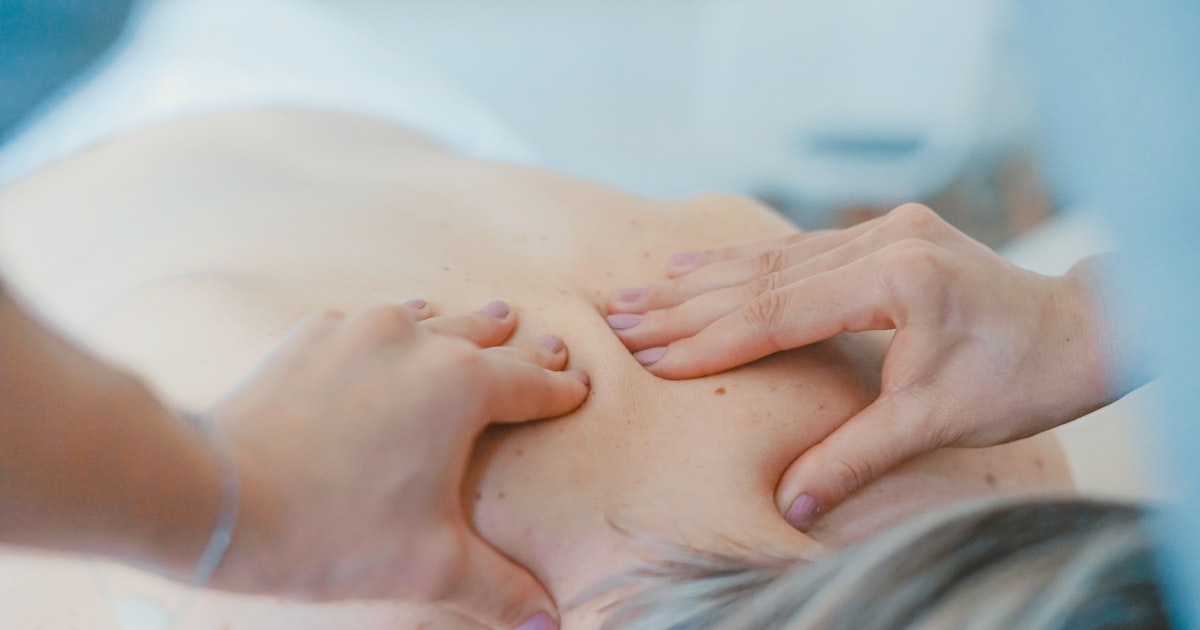 Os benefícios da massagem terapêutica para dores crónicas nas costas