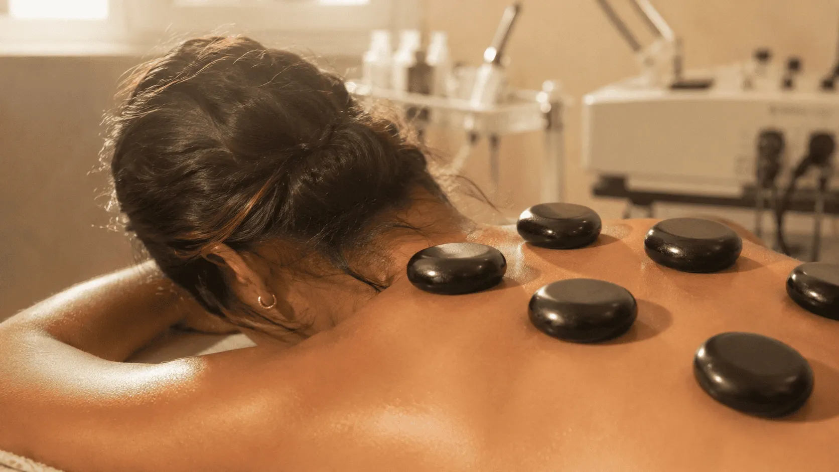 massagem com pedras quentes de basalto vulcânico em Leiria — técnica activa de descontracção muscular profunda, Fisalis Estúdio